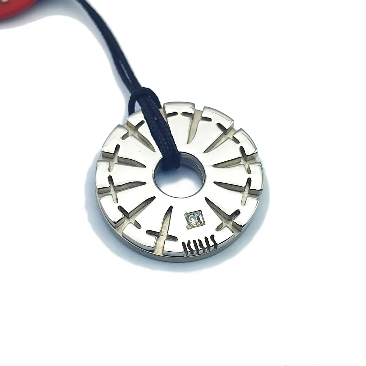 KRIS Collana con Pendente a ruota di Pugnali in Acciaio Diamantino e Cotone cerato HKRMXD09