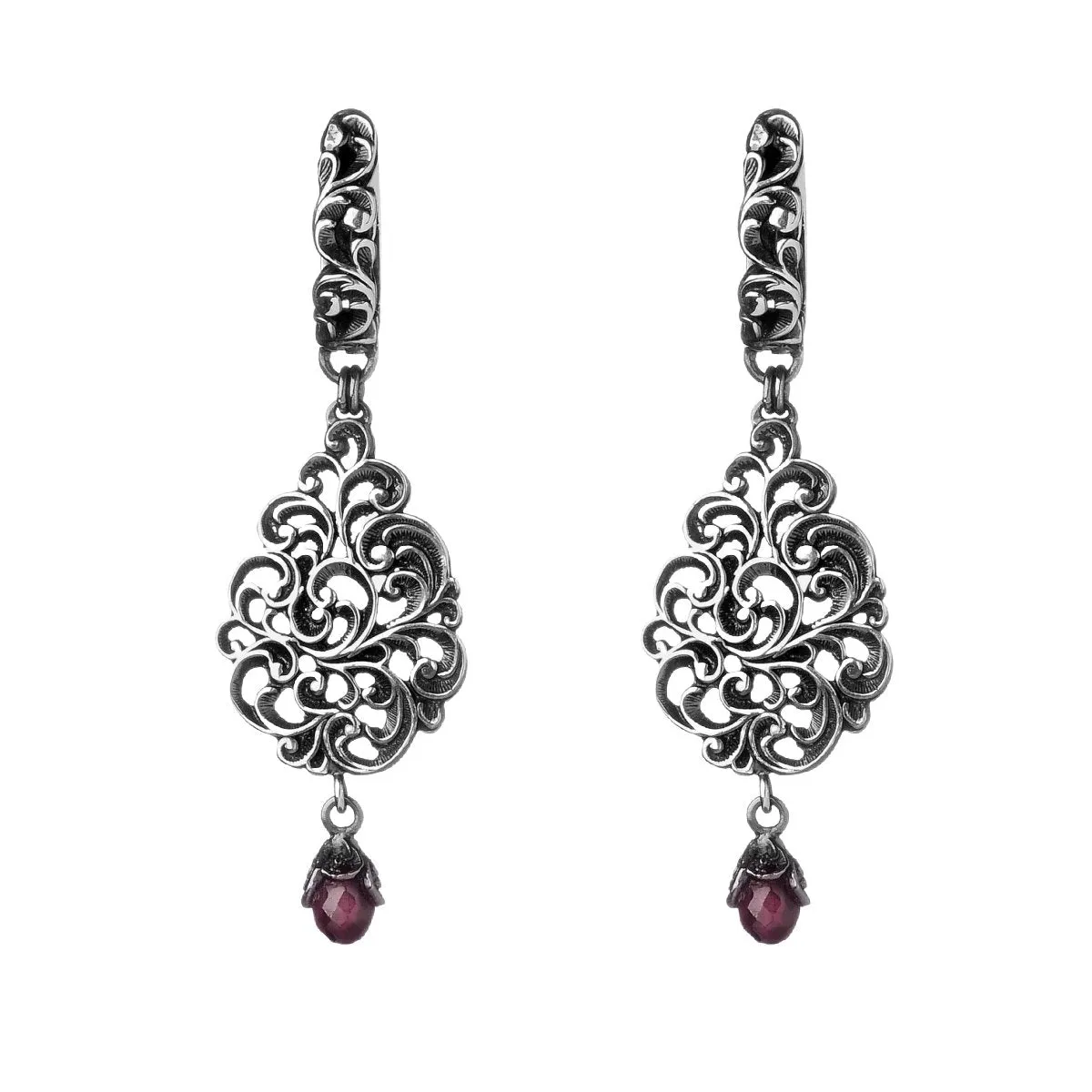 Orecchini pendenti piccoli con scattino al lobo, elemento centrale in argento brunito inciso, gocce finali